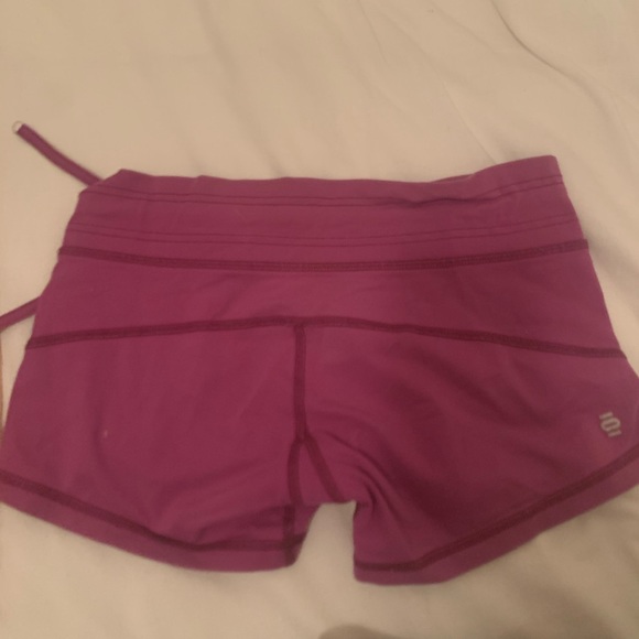 Magenta yoga shorts by tonic - Picture 2 of 2